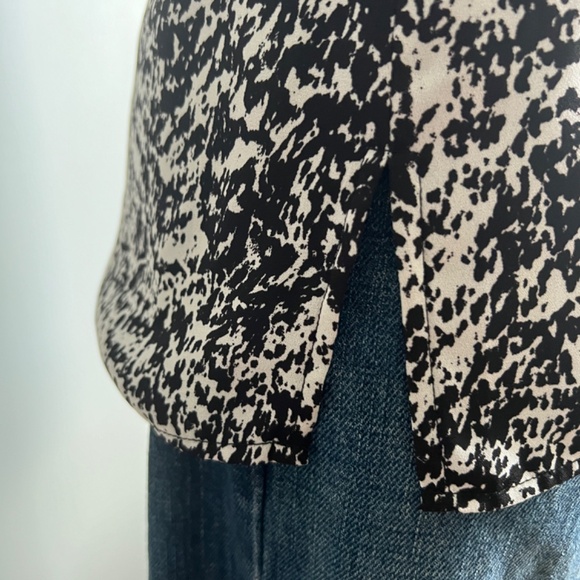 Kenneth Cole Select - Black & White V-Neck Blouse - Picture 6 of 9